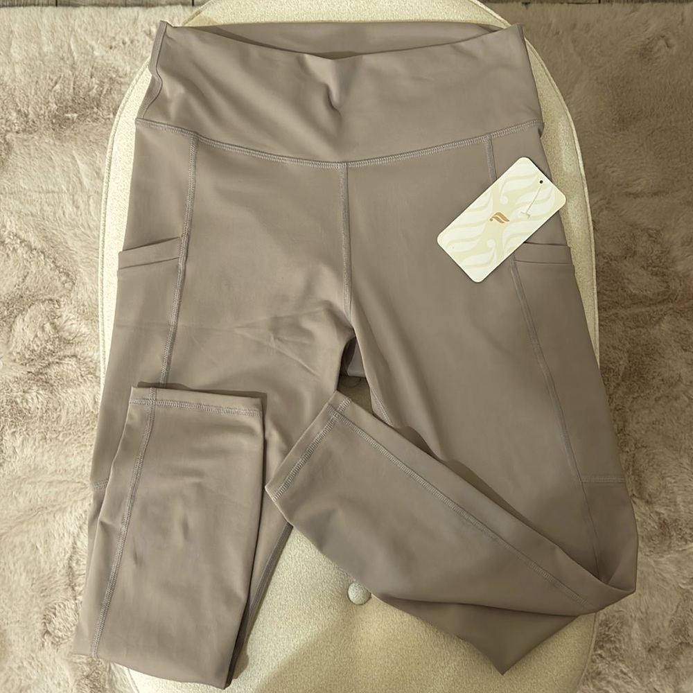 NWT Fabletics 7/8 Leggings High Waisted, Side Pockets, Taupe, Large - Picture 4 of 8
